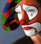 Нанесение на портрет Джада Лоу клоунского макияжа